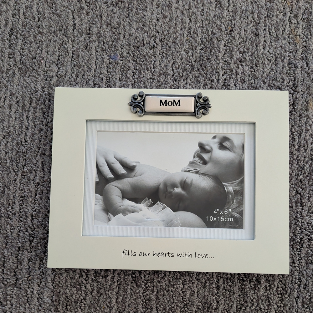New Elegant White 'Mom' Picture Frame